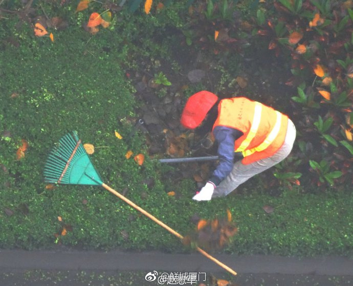 你愿轉發嗎？向這些“美麗花朵” 的環衛工人 ，致敬勞動者 [心]