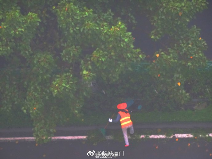 你愿轉發嗎？向這些“美麗花朵” 的環衛工人 ，致敬勞動者 [心]