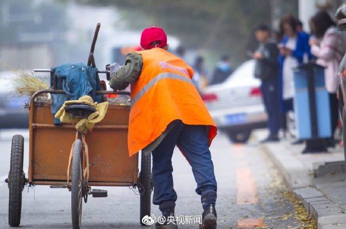 你扔一個(gè)煙頭，他們可能被罰款甚至付出生命[話筒]
