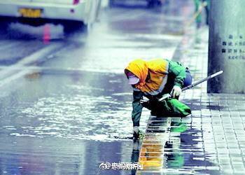 你扔一個(gè)煙頭，他們可能被罰款甚至付出生命[話筒]