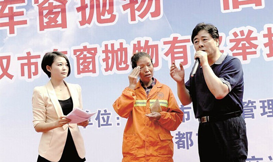 2014年10月，武漢某環(huán)衛(wèi)女工在制止一寶馬車(chē)主車(chē)窗拋物時(shí)，被后者連扇兩耳光。報(bào)案后，獲得1000元的“委屈獎(jiǎng)”