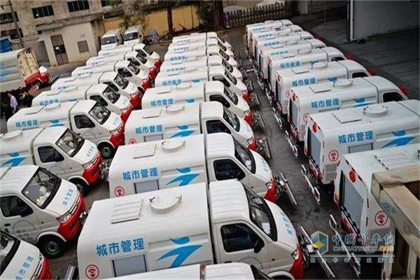 宇通環衛59臺路面養護車交付現場