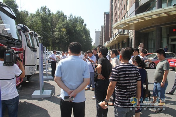 參會嘉賓對實車進行現場評審