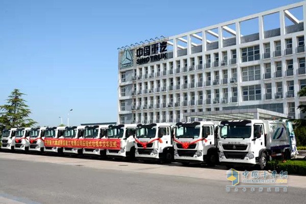 中國重汽集團青島重工兩批次壓縮式垃圾車順利交付青島環衛