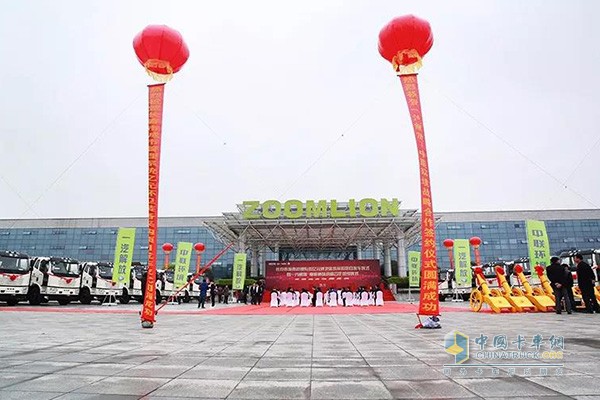 長(zhǎng)春市城市管理系統(tǒng)億元環(huán)衛(wèi)裝備采購(gòu)項(xiàng)目發(fā)車儀式暨一汽解放-中聯(lián)環(huán)境戰(zhàn)略合作簽約儀式