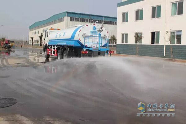 重汽濟(jì)南版灑水車路面灑水效果