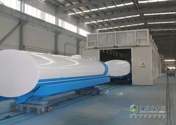 重汽濟(jì)南版灑水車罐體總成實拍