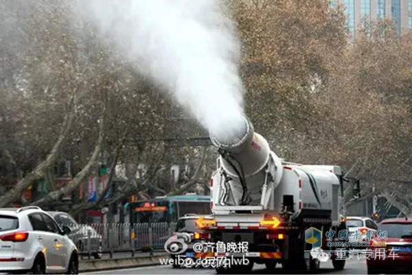 尾部多了一個“炮筒”，平推噴霧60米，高空降塵效果佳!