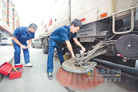 環(huán)衛(wèi)車享受“保姆式”維修養(yǎng)護